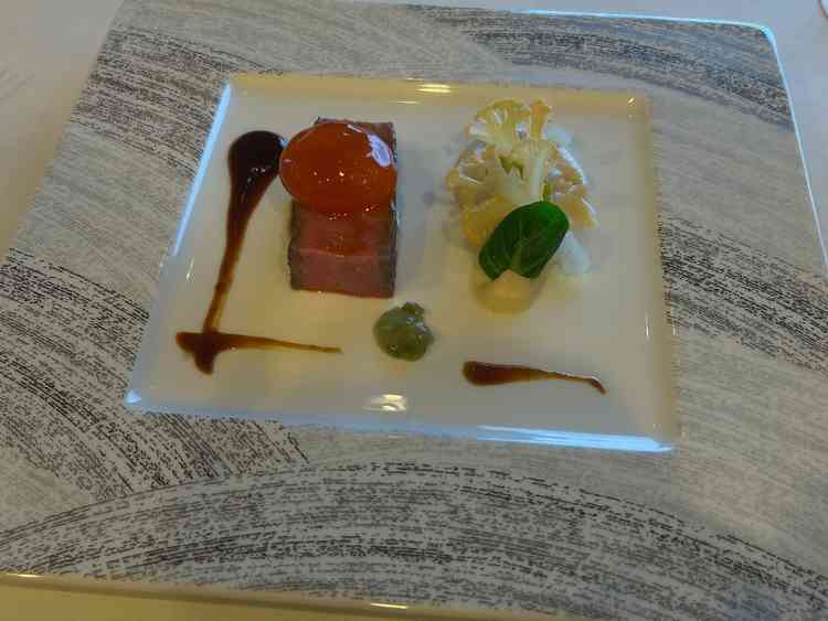 試食のお肉料理。何段階かある内、中位のコースに入るメニューのようです。