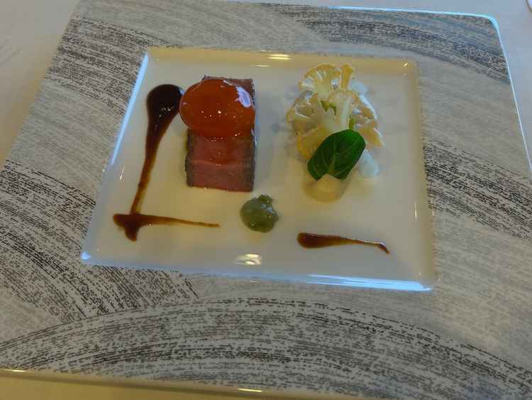 試食のお肉料理。何段階かある内、中位のコースに入るメニューのようです。