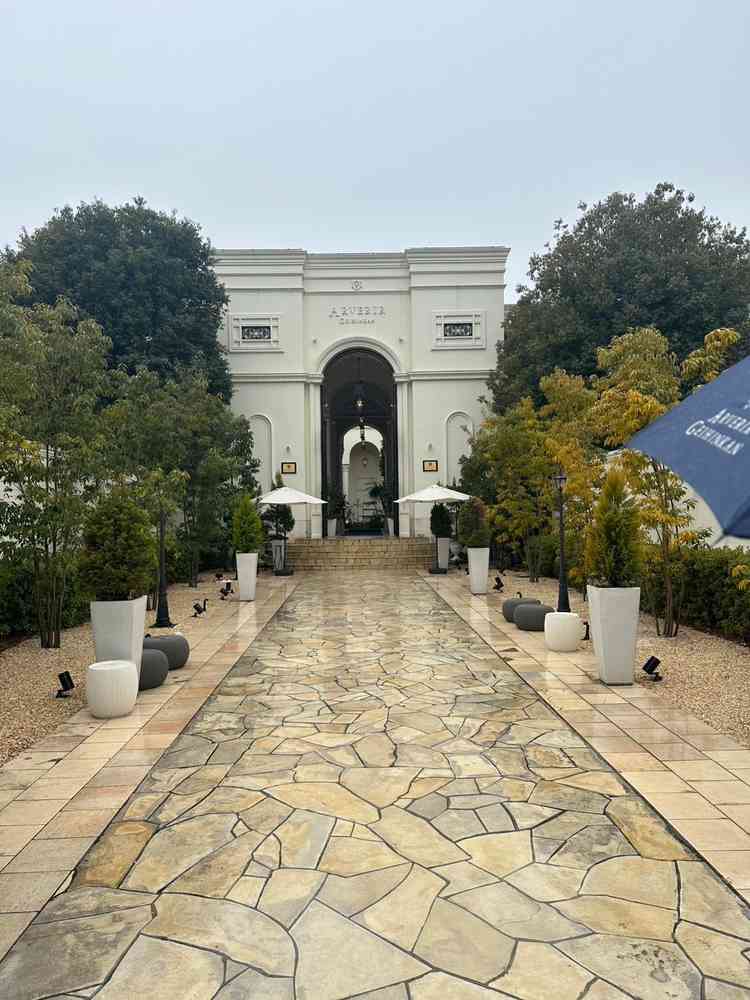 入口です。門をくぐった瞬間から、外の音は一切遮断されました。自分たちだけの空間。