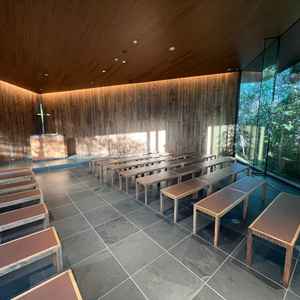 チャペル内観。バージンロードが短め