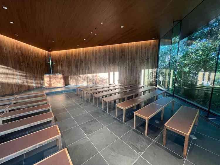 チャペル内観。バージンロードが短め