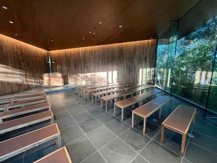 チャペル内観。バージンロードが短め