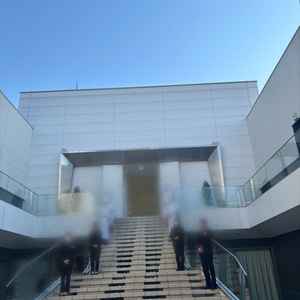 フラワーシャワーの大階段です。青空が素敵でした。バリアフリにも対応していました