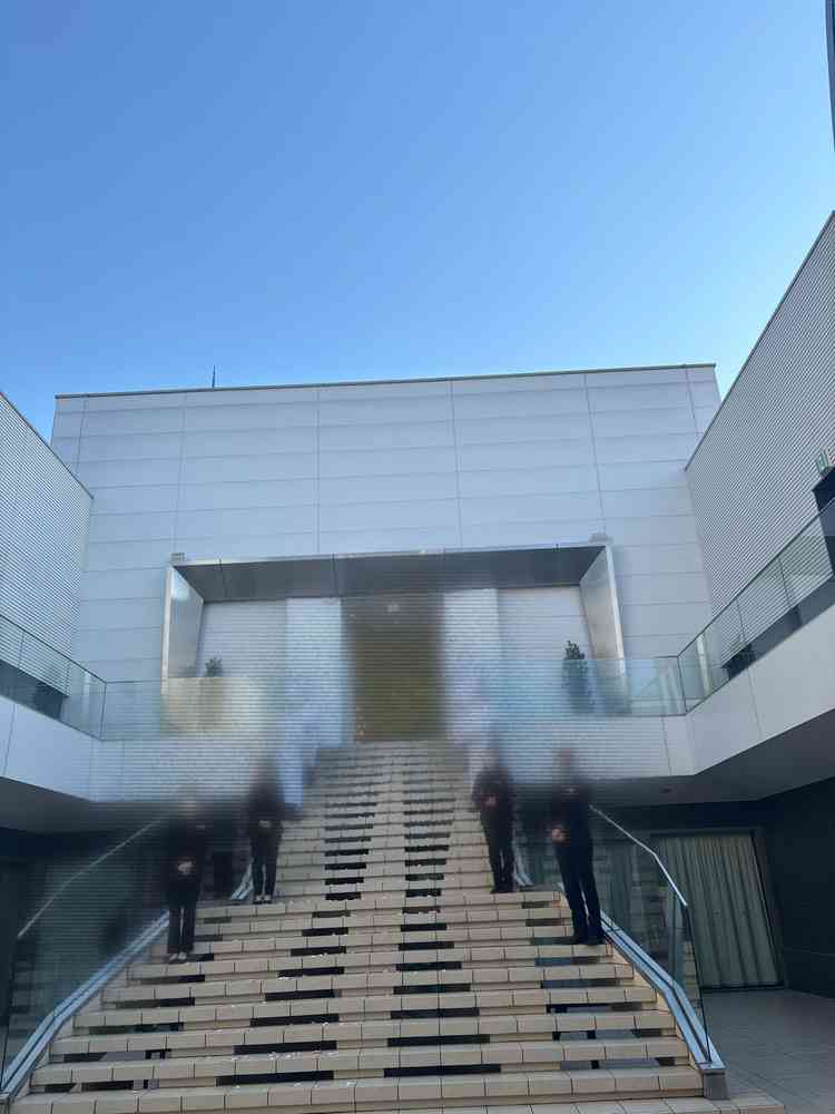 フラワーシャワーの大階段です。青空が素敵でした。バリアフリにも対応していました