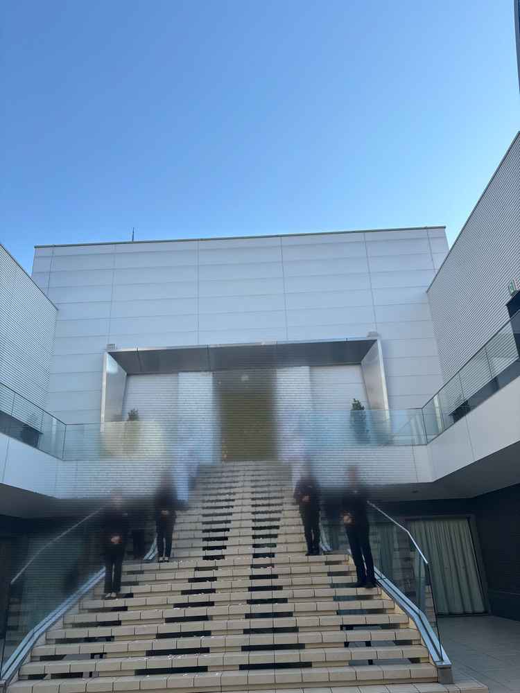 フラワーシャワーの大階段です。青空が素敵でした。バリアフリにも対応していました