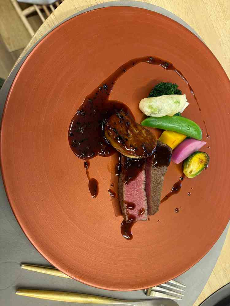 料理が非常に美味しかった。シェフの演出もあると聞き非常に感心した。