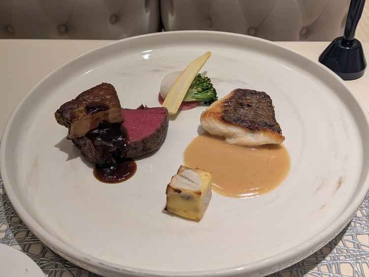 試食会のメイン料理は国産牛フィレ肉のロッシーニとポワレが登場し、フレンチレストラン並みの美味しさ