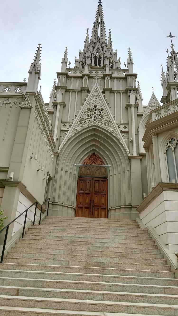 迫力満点でフラワーシャワーなど写真映えするチャペルだと思います。