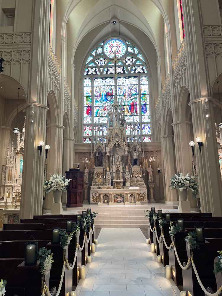 大聖堂の中。パイプオルガンと聖歌隊の厳かな雰囲気。