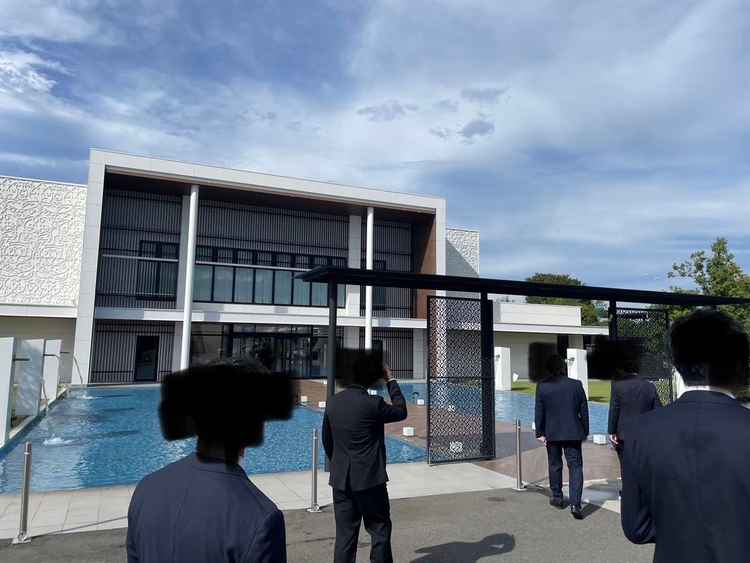 建物の入り口に水辺があり、おしゃれな外観でした。他の方の式の始まる前で雰囲気が良かったです。