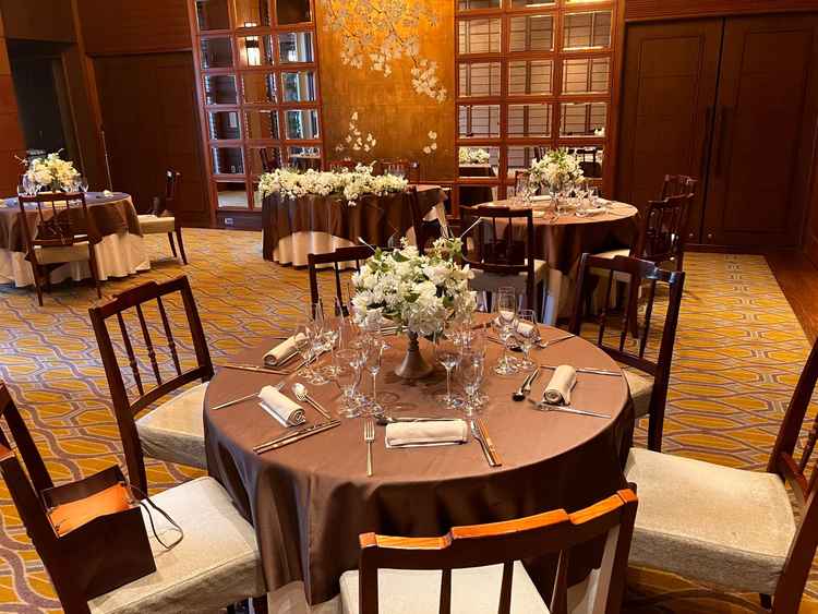 こちらは10名用の披露宴会場です。少人数でも和気藹々とお食事ができる様工夫が施されていました。