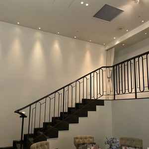 披露宴会場には階段があり喜ばれる設計だと感じた。