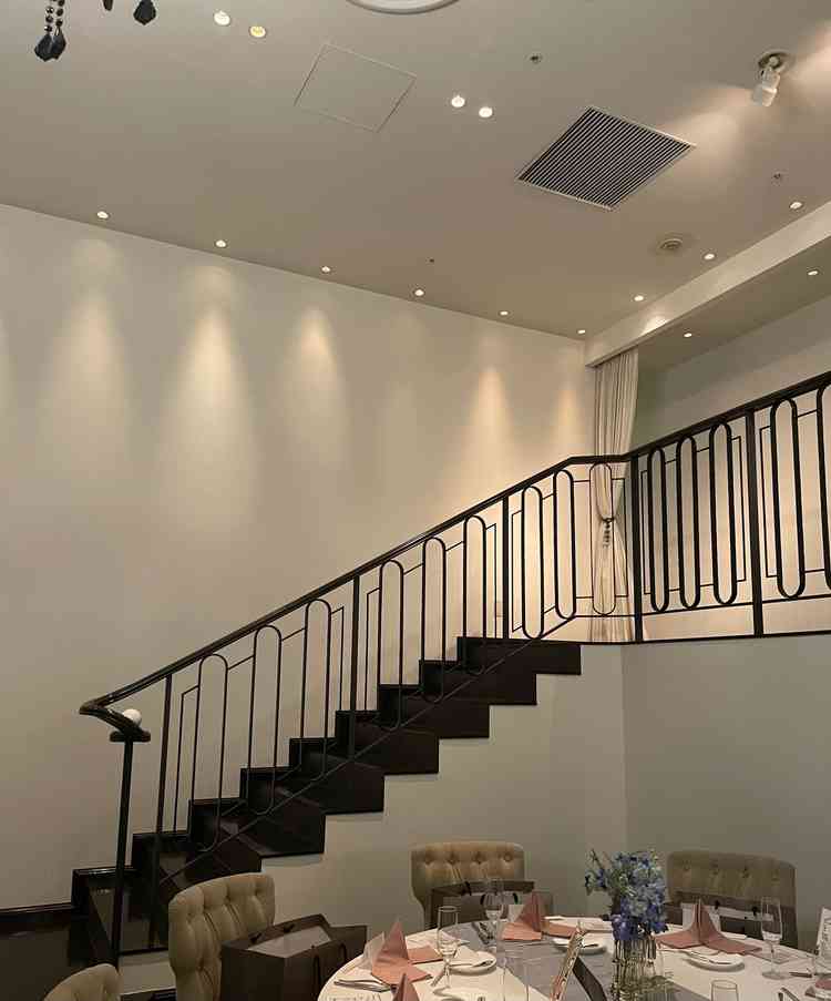 披露宴会場には階段があり喜ばれる設計だと感じた。