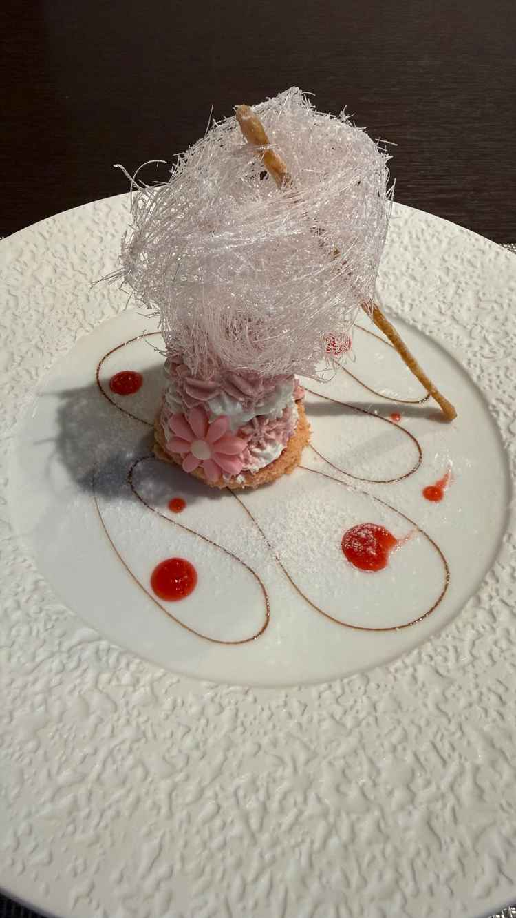 スポンジケーキ、チーズクリーム・カスタードの外にホイップとチョコで飾り付け、フルーツソース・わたあめ