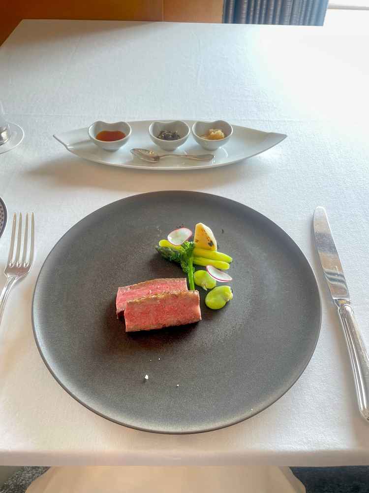 試食②　ソースや薬味で味変を楽しめるメイン。