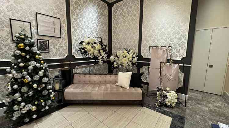 1階の挙式会場に入る前の写真ブース。ソファーもあり、友達と写真を撮るには良いと思った。