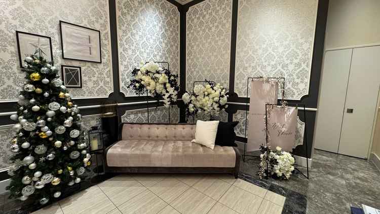 1階の挙式会場に入る前の写真ブース。ソファーもあり、友達と写真を撮るには良いと思った。