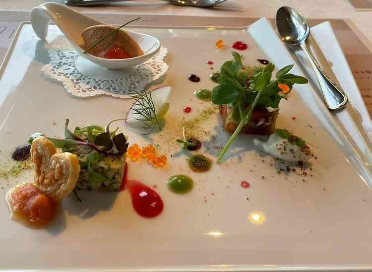 試食料理。シェフこだわりのトマトのムースがのったプレート。