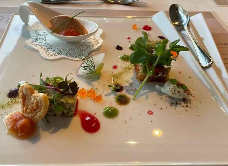 試食料理。シェフこだわりのトマトのムースがのったプレート。