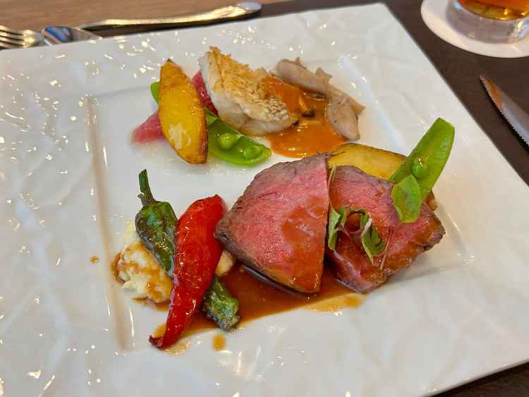 肉料理と魚料理をいただきました。グリル野菜やお魚は焼き加減がちょうど良く、美味しかったです。