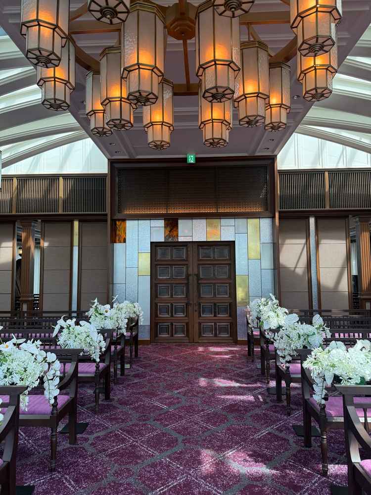 チャペルは横に広く、スタンドガラスも素敵でした。