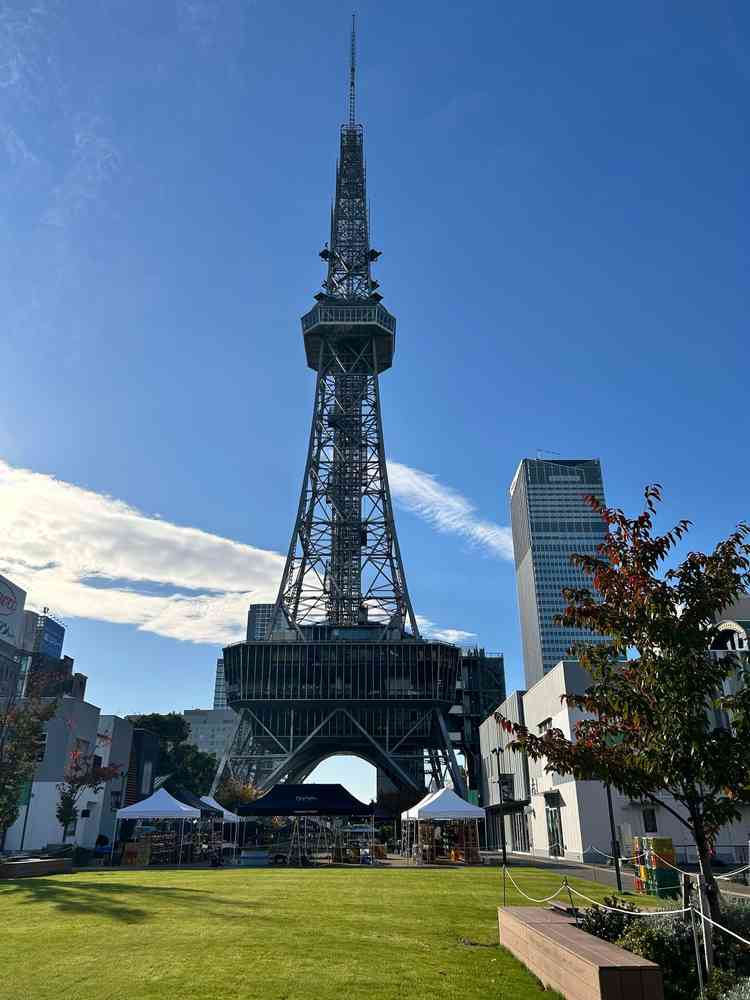 会場のすぐ目の前にはテレビ塔があり、飲食店も充実していました