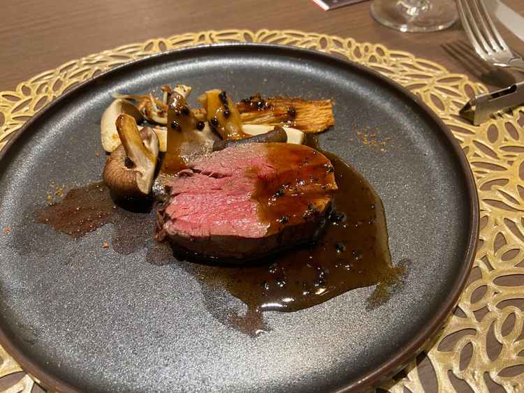 自社契約牧場のアルモニービーフを試食。柔らかくてとても美味しかったです。