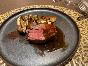 自社契約牧場のアルモニービーフを試食。柔らかくてとても美味しかったです。