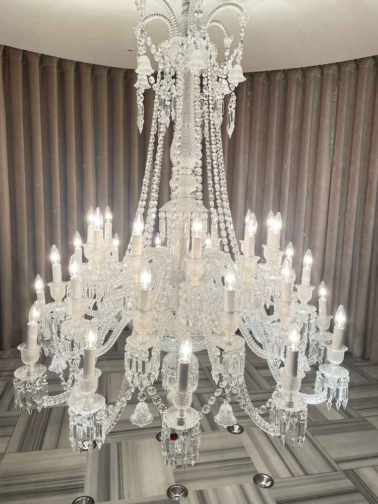 チャペルのシャンデリアに圧巻。光の演出もあり見学で感動するレベルで大満足。