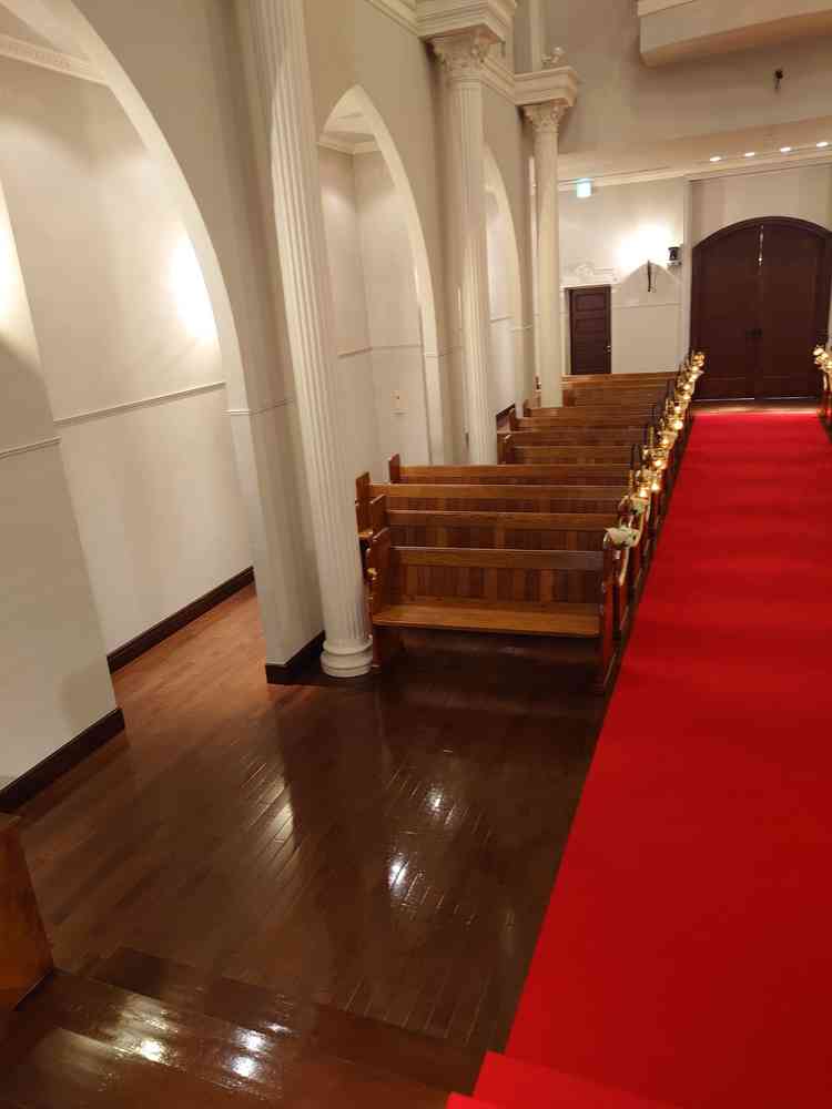 バージンロードと椅子がよく見えた。