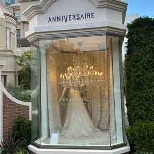 門の前のウェディングドレス(展示)