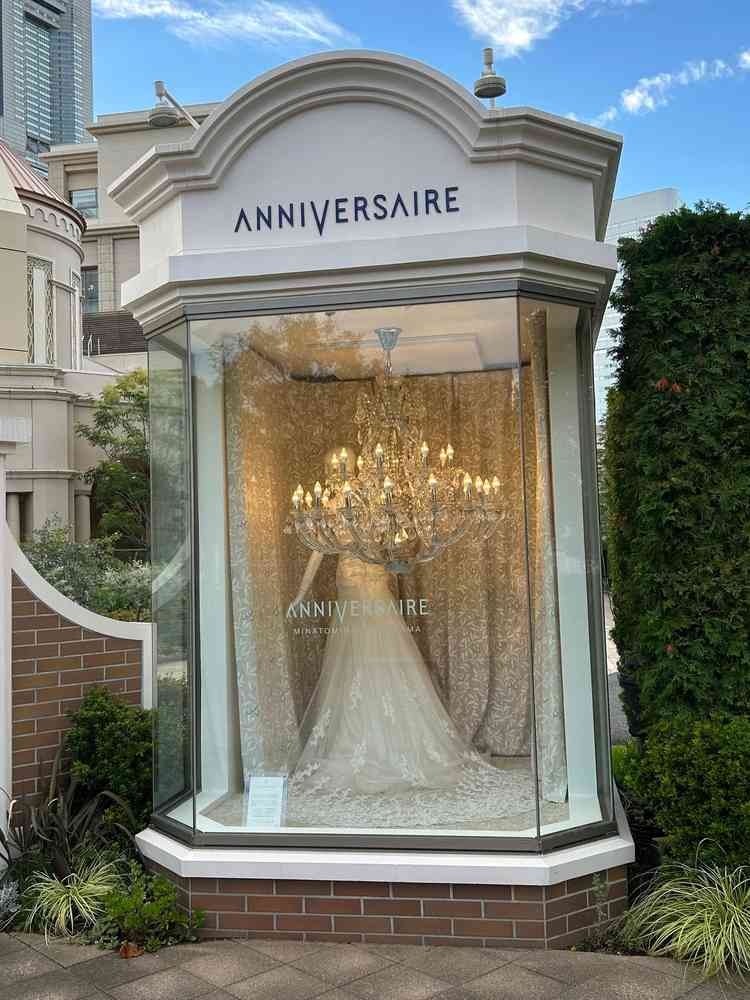 門の前のウェディングドレス(展示)