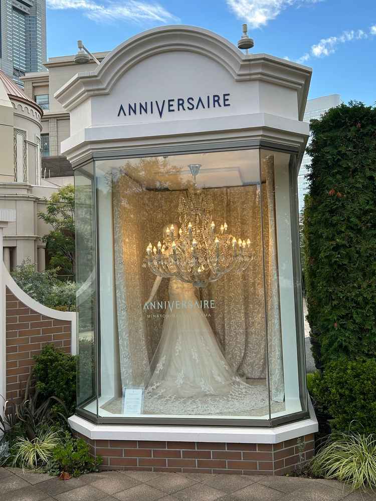 門の前のウェディングドレス(展示)