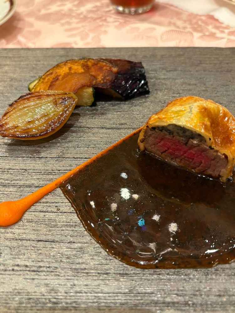 メイン料理を試食させていただきました。お肉が柔らかく、ソースのお味も良かったです。