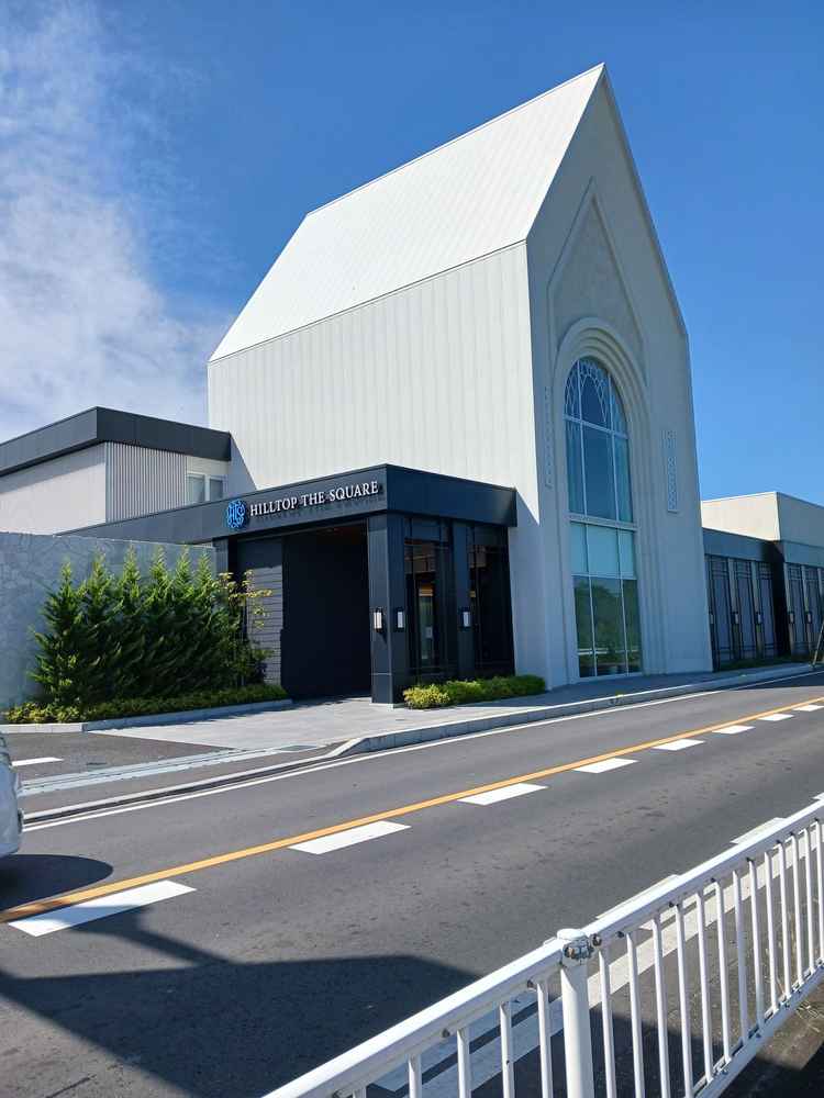 外からみた外観。チャペルは道路沿いで写真右手は川があるため太陽光をとりこめるキラキラしたチャペル。