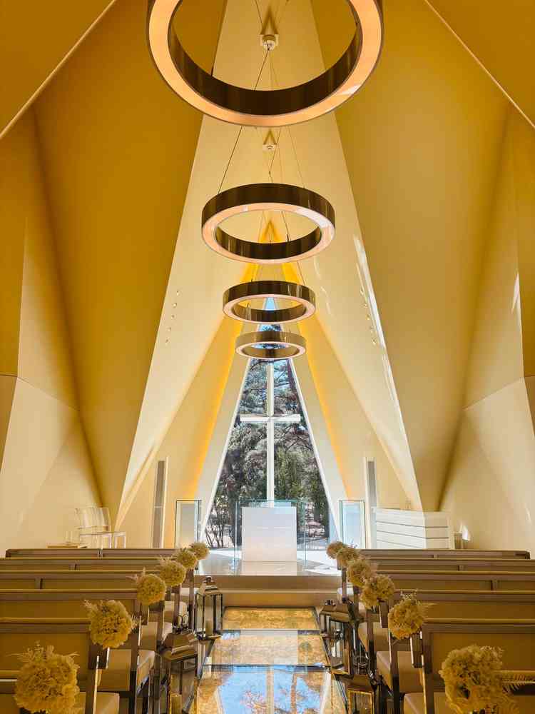 風の教会。白基調でとても素敵でした。