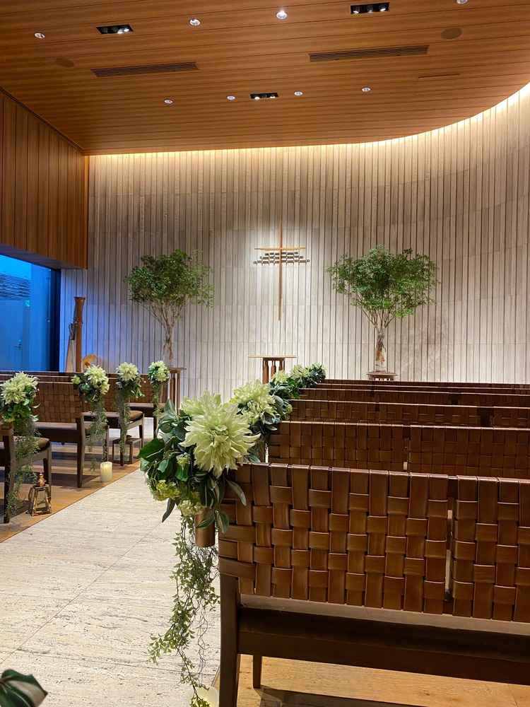 曲線が美しいチャペル、大理石出できている木目調の壁も素敵