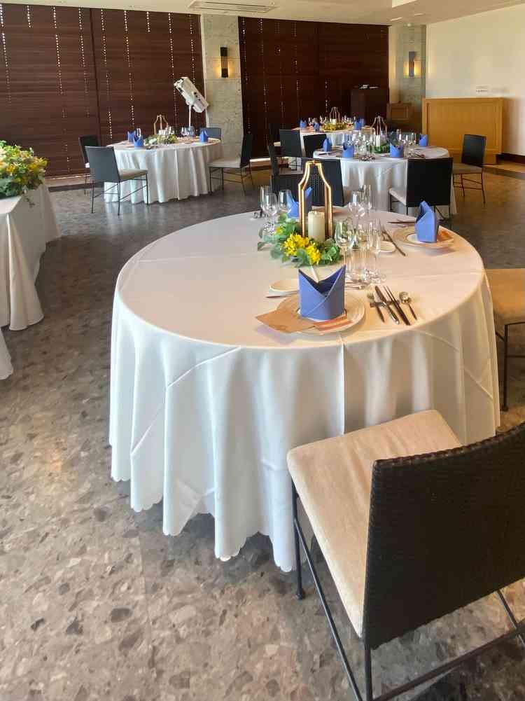 敢えて絨毯を敷いていない作りで、どんなドレスにも合いそうな披露宴会場でした。