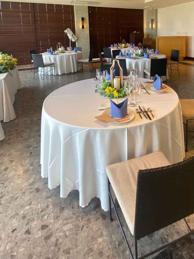 敢えて絨毯を敷いていない作りで、どんなドレスにも合いそうな披露宴会場でした。