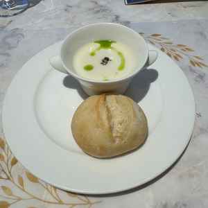 カリフラワーのポタージュとパン