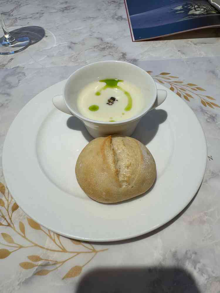 カリフラワーのポタージュとパン