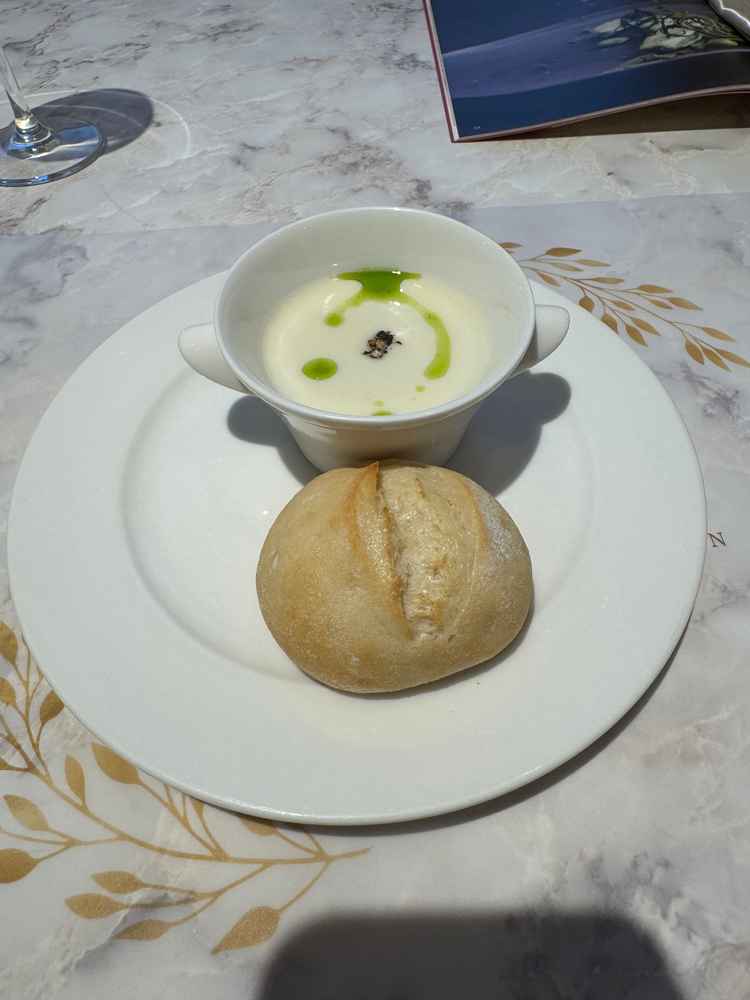 カリフラワーのポタージュとパン