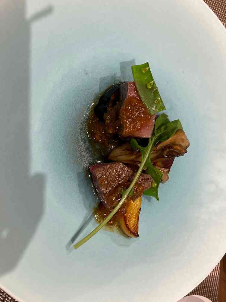 料理は絶品。肉料理。