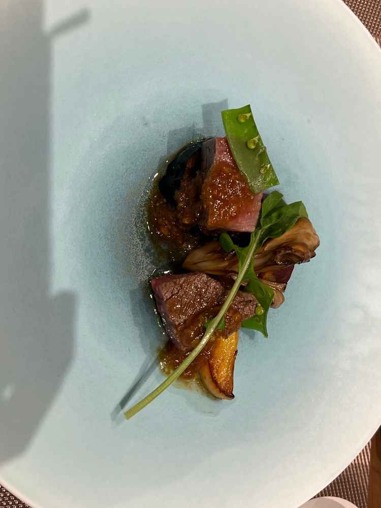 料理は絶品。肉料理。