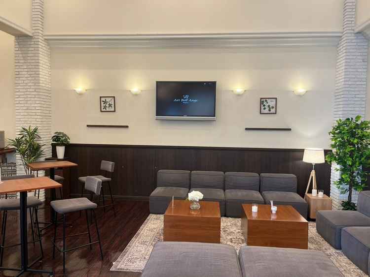 ゲストルームでシンプル、モダンの雰囲気で落ち着いてました。少人数でここをディブルを置いて活用出来ます