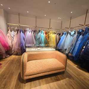 ドレスサロンも併設されており、多様な種類の準備がありました。