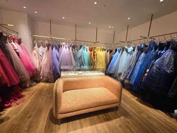 ドレスサロンも併設されており、多様な種類の準備がありました。