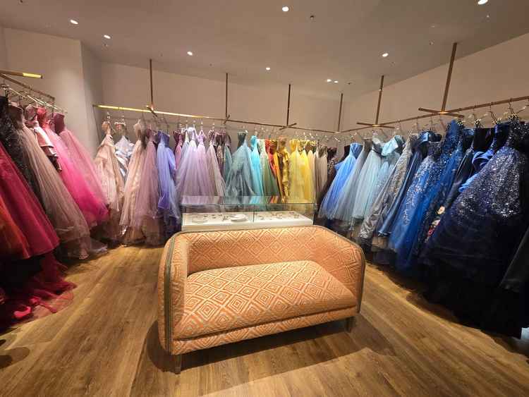 ドレスサロンも併設されており、多様な種類の準備がありました。