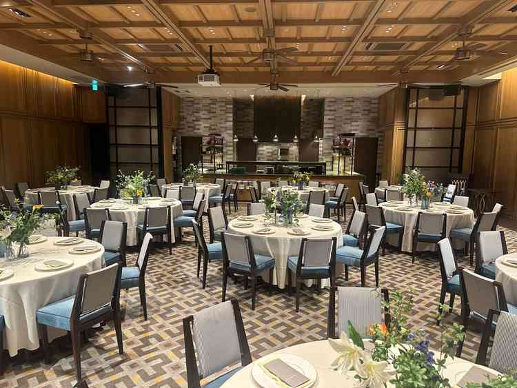 元々光が入る2階の会場が良いと思いましたが、地下の会場がとてもよかったです。オープンキッチンも良い！