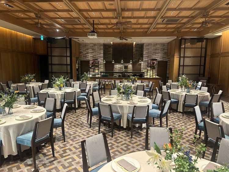 元々光が入る2階の会場が良いと思いましたが、地下の会場がとてもよかったです。オープンキッチンも良い！